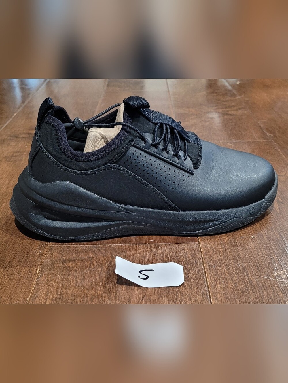 Clove Women's Black Classic Sneakers